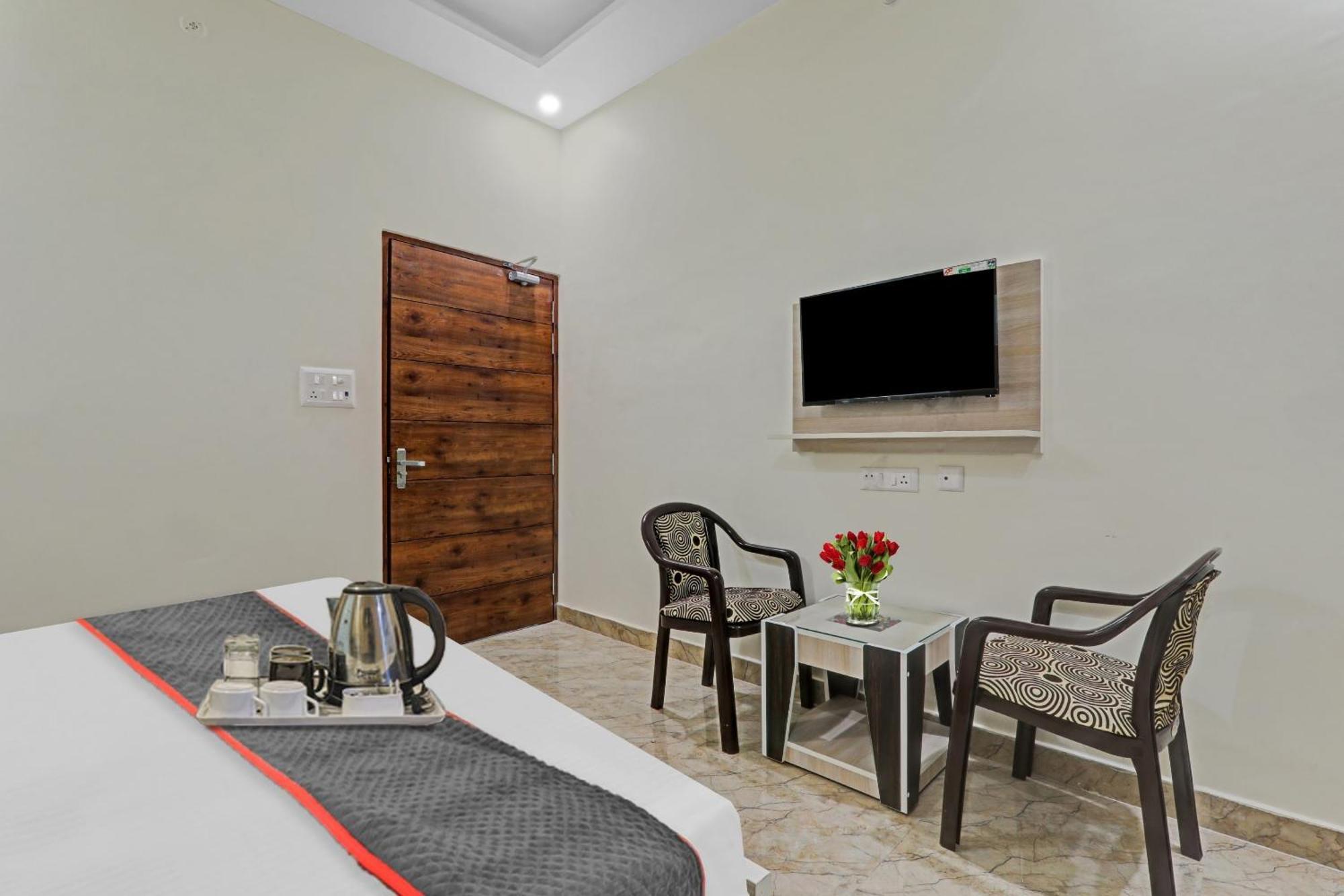 Townhouse P.S.Palace Near Amausi Metro Station Lucknow Exterior foto