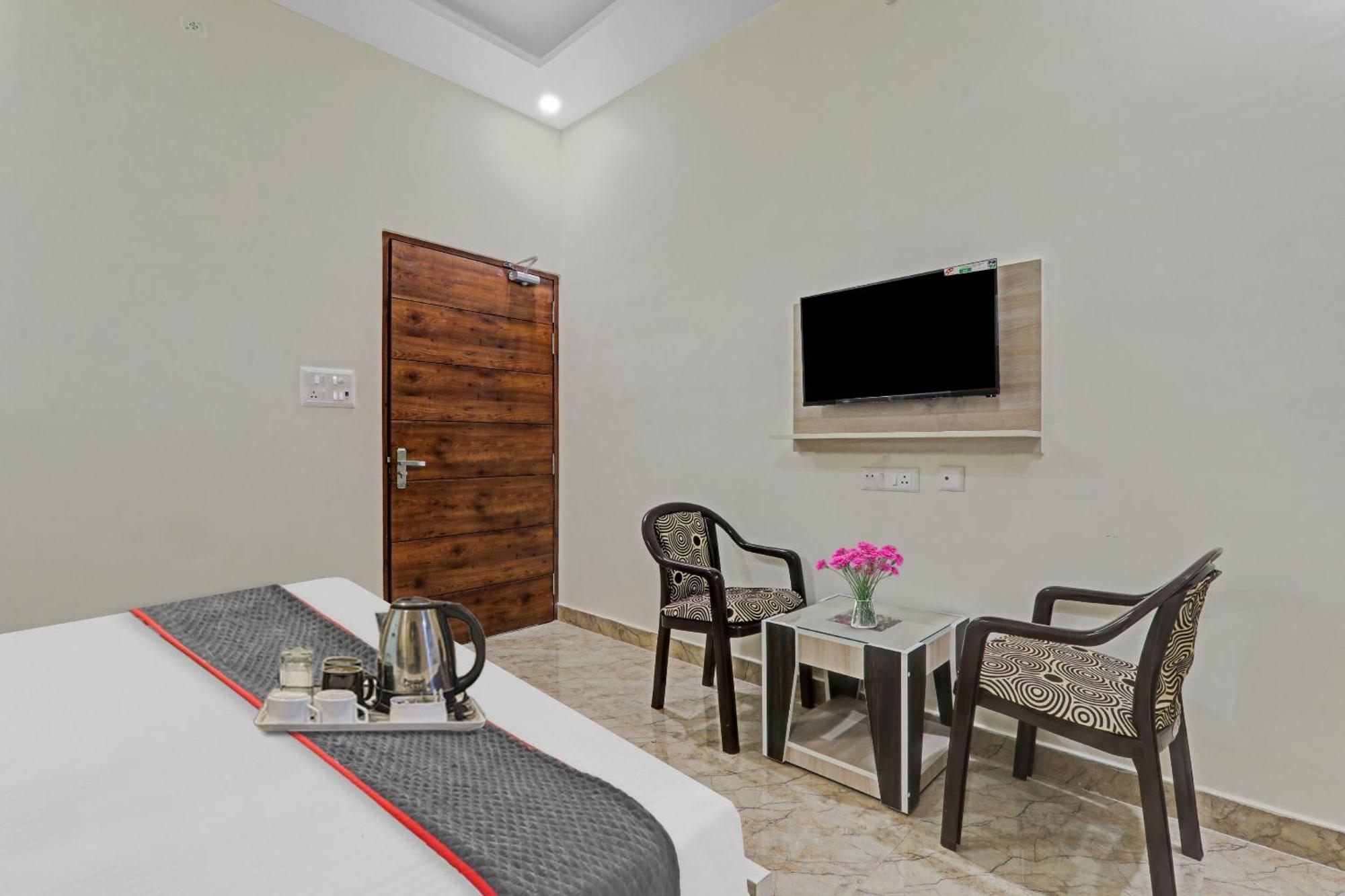 Townhouse P.S.Palace Near Amausi Metro Station Lucknow Exterior foto