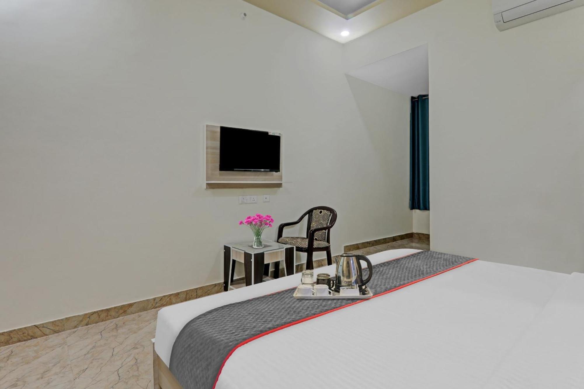 Townhouse P.S.Palace Near Amausi Metro Station Lucknow Exterior foto