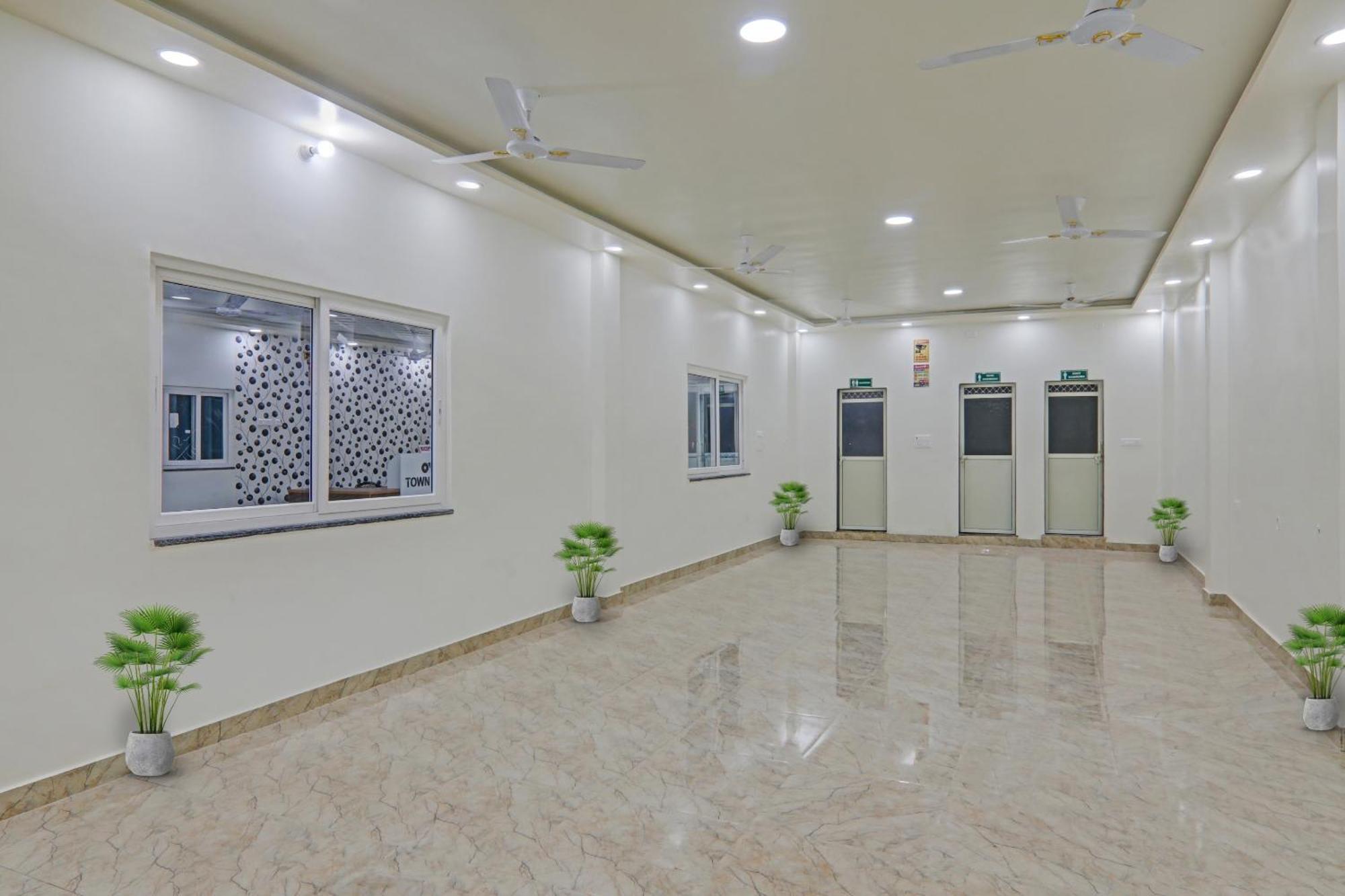 Townhouse P.S.Palace Near Amausi Metro Station Lucknow Exterior foto